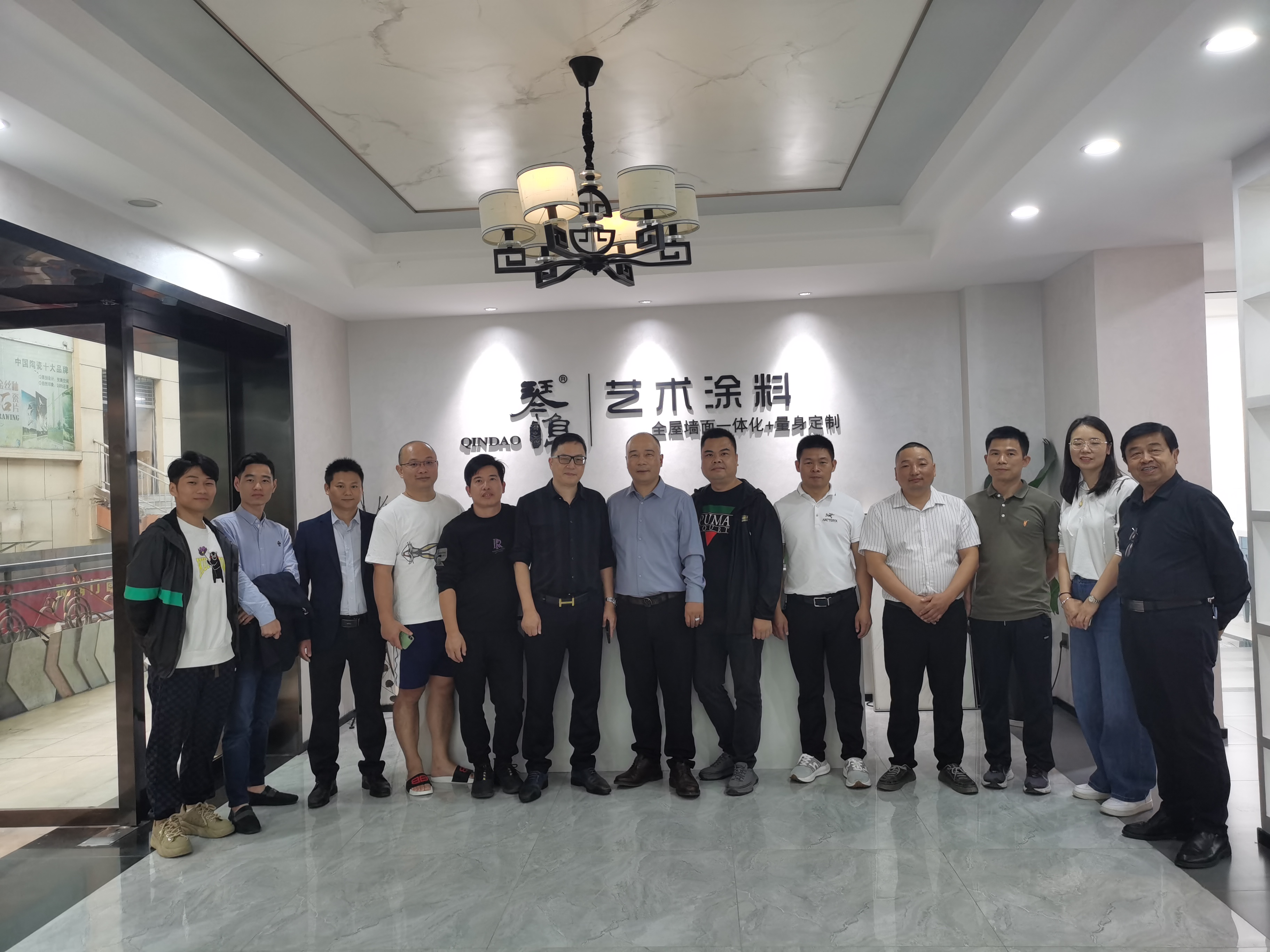 手拉手同舟共济
