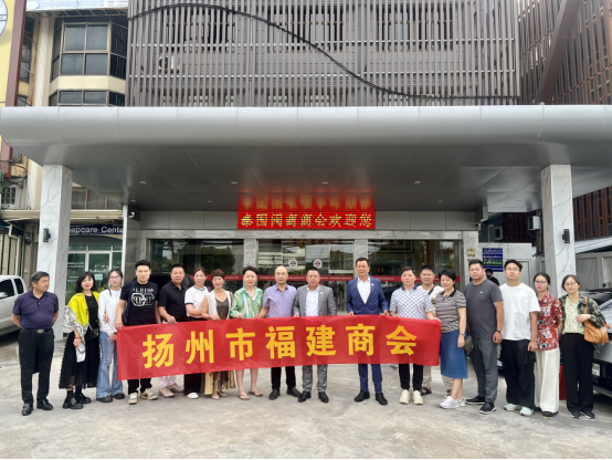 异国会老乡  同根情相依